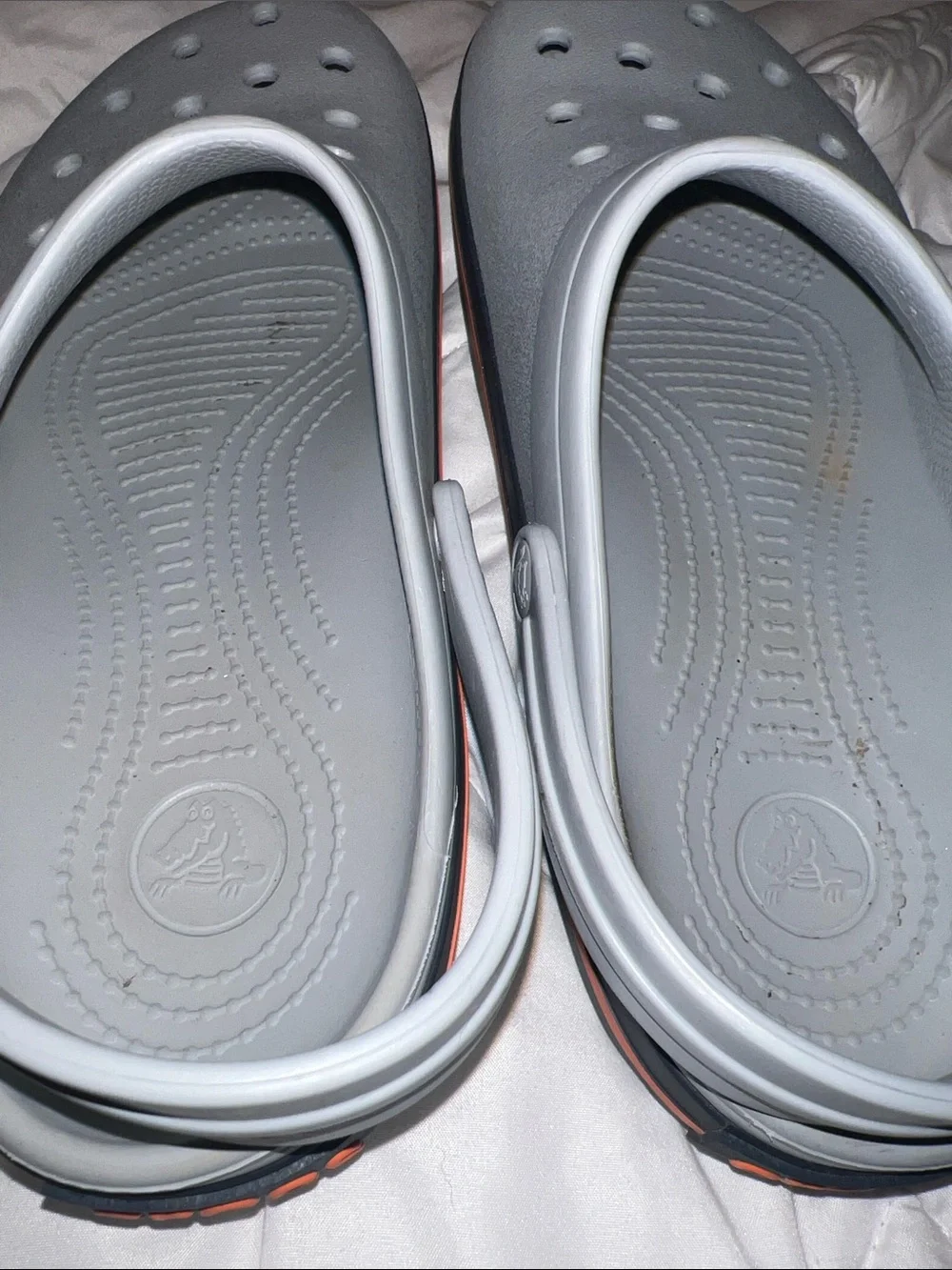 Crocs Crocband Unisex-Clogs in the light grey/navy/orange colorway. (11016-01U.)
